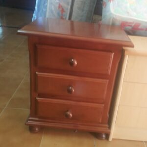 Una mesilla de node en el almacen del bazar santiago apostol de cortegada. La foto de un producto en liquidación.