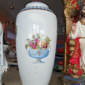 Una vajilla en forma de bote grande blanco y azul con un dibujo de un frutero lleno de frutas.