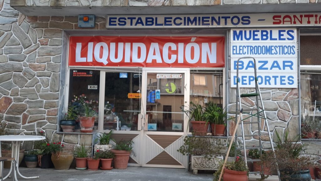 La entrada al bazar Santiago Apostol